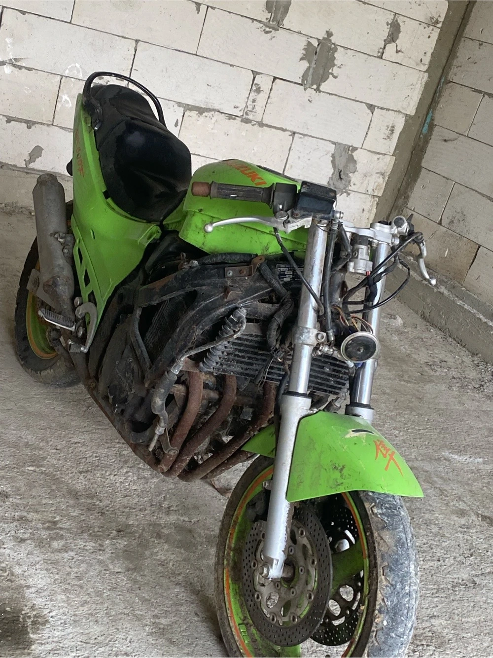 vand un Kawasaki ZXR 750 pret 250 