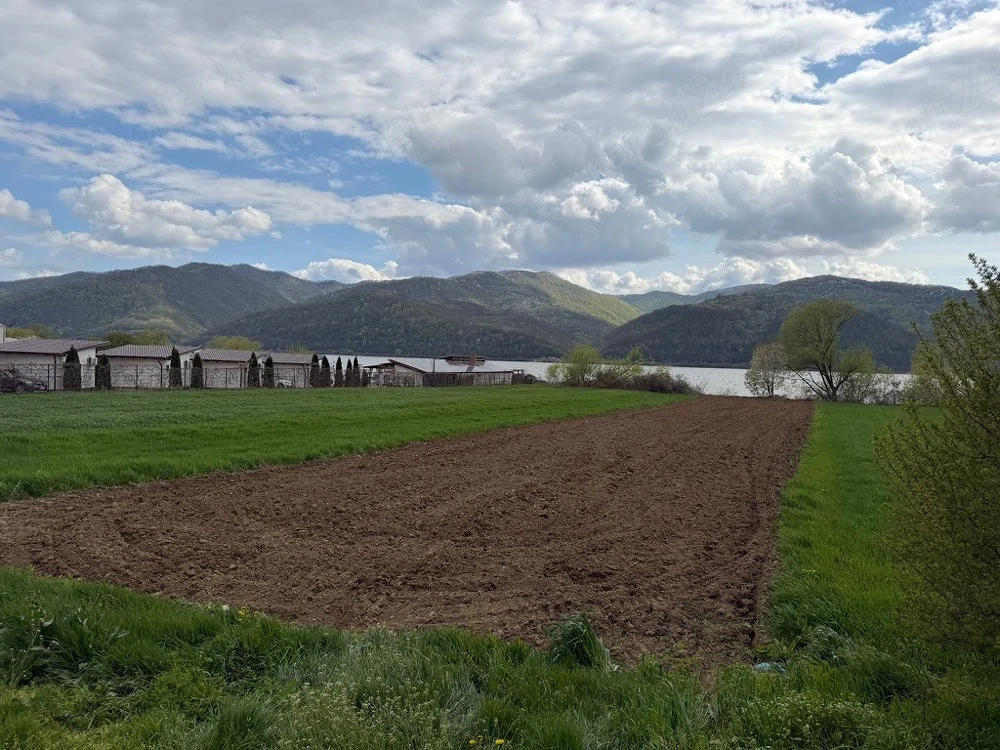 Teren pe Clisura Dunarii cu iesire directa la Dunare