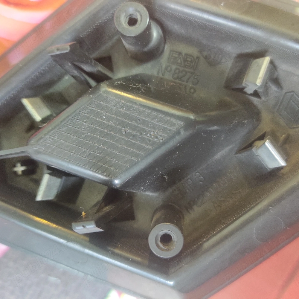 Siglă bara fata Clio III 8200259267 ORIGINALA