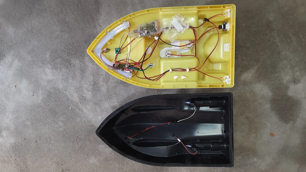 Vând barcă de nădit defectă