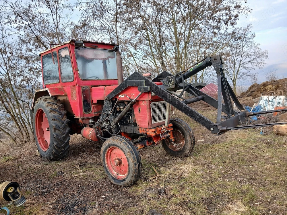 Vând încărcător frontal pentru tractor U650