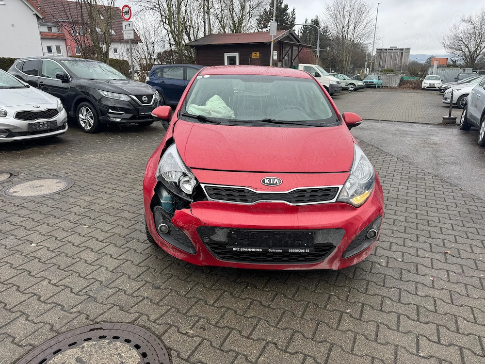 Kia Rio avariata an 2013 benzina    2000e