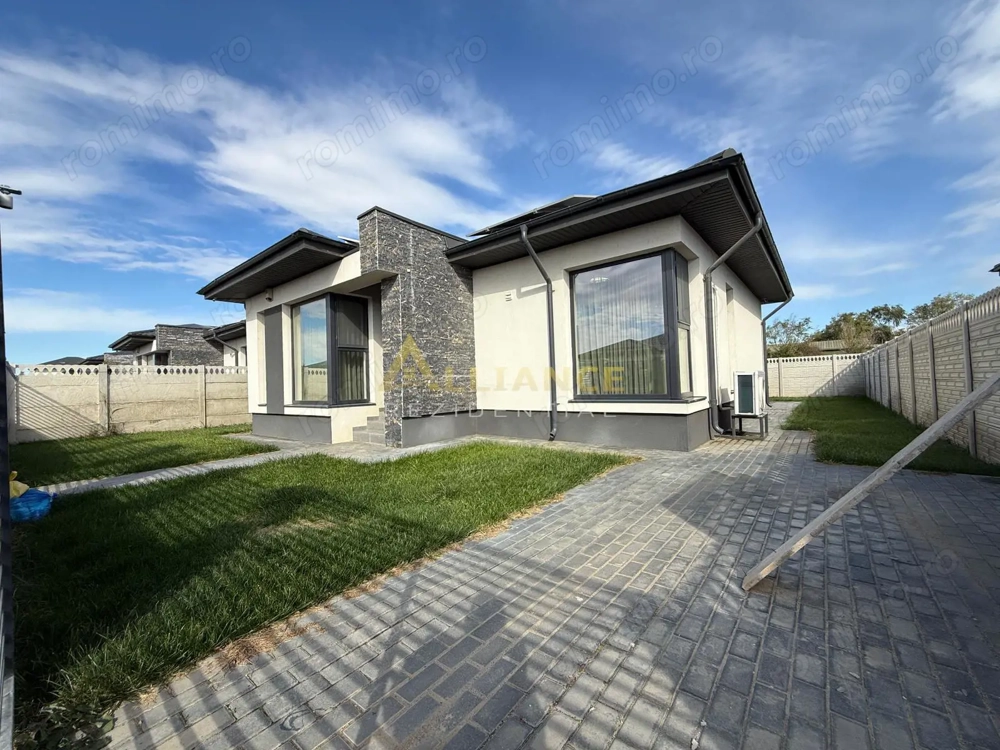 Casa moderna parter - 3 camere 2 bai - pompa de caldura - panouri solare ~