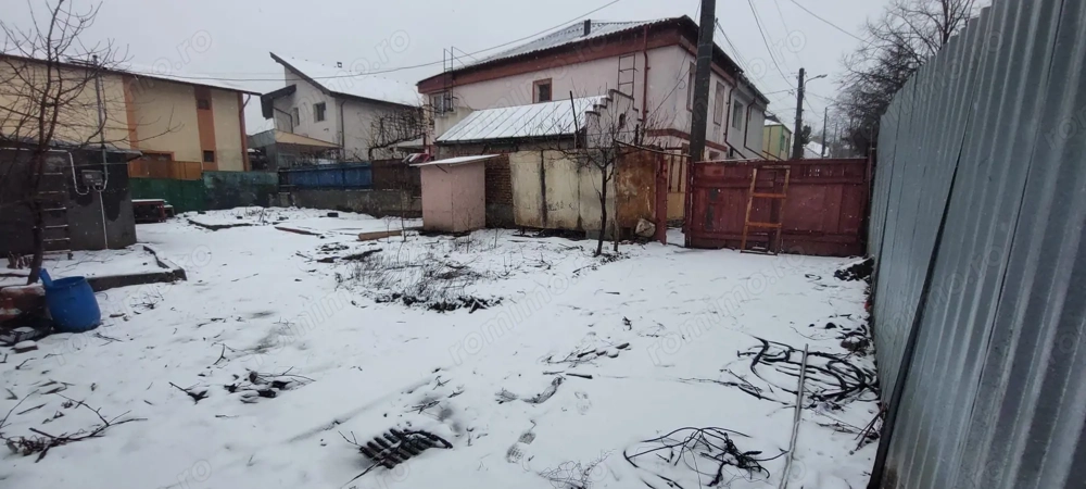 48500 Euro- 293 mp. Teren si casa batraneasca in mun. Galati