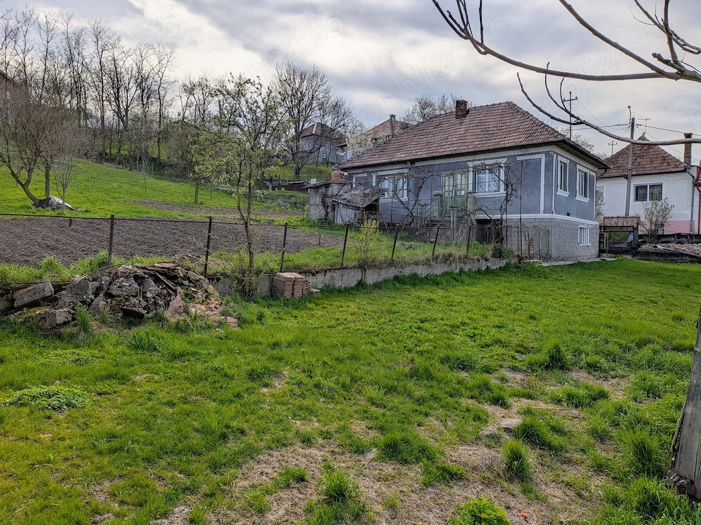 Teren + casă de vânzare în loc. Sic