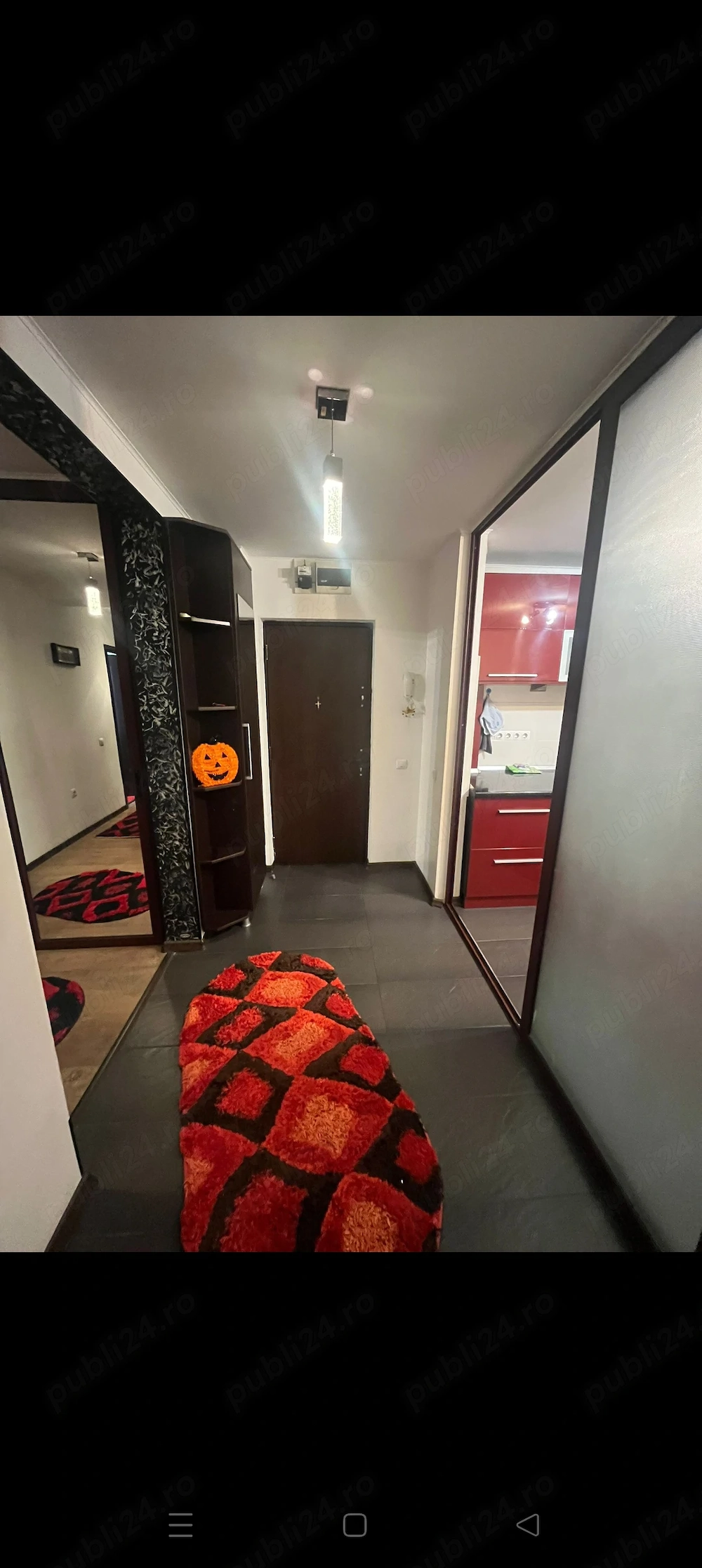 Închiriez apartament cu trei camere 