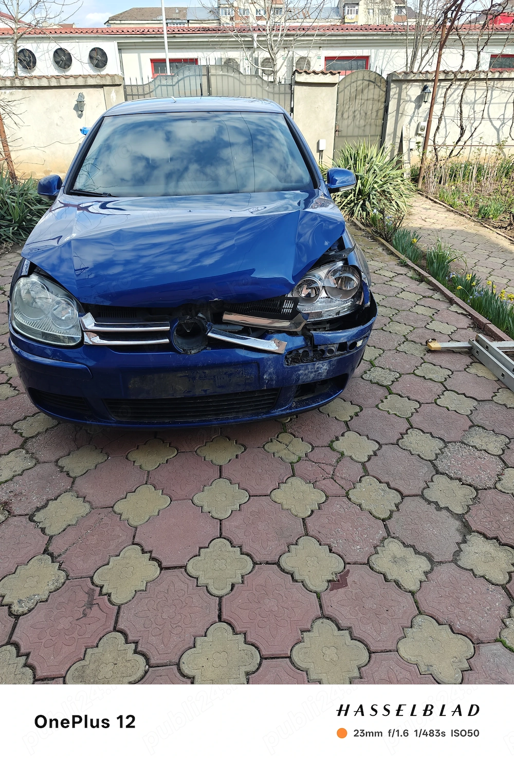 Vând Golf 5 avariat