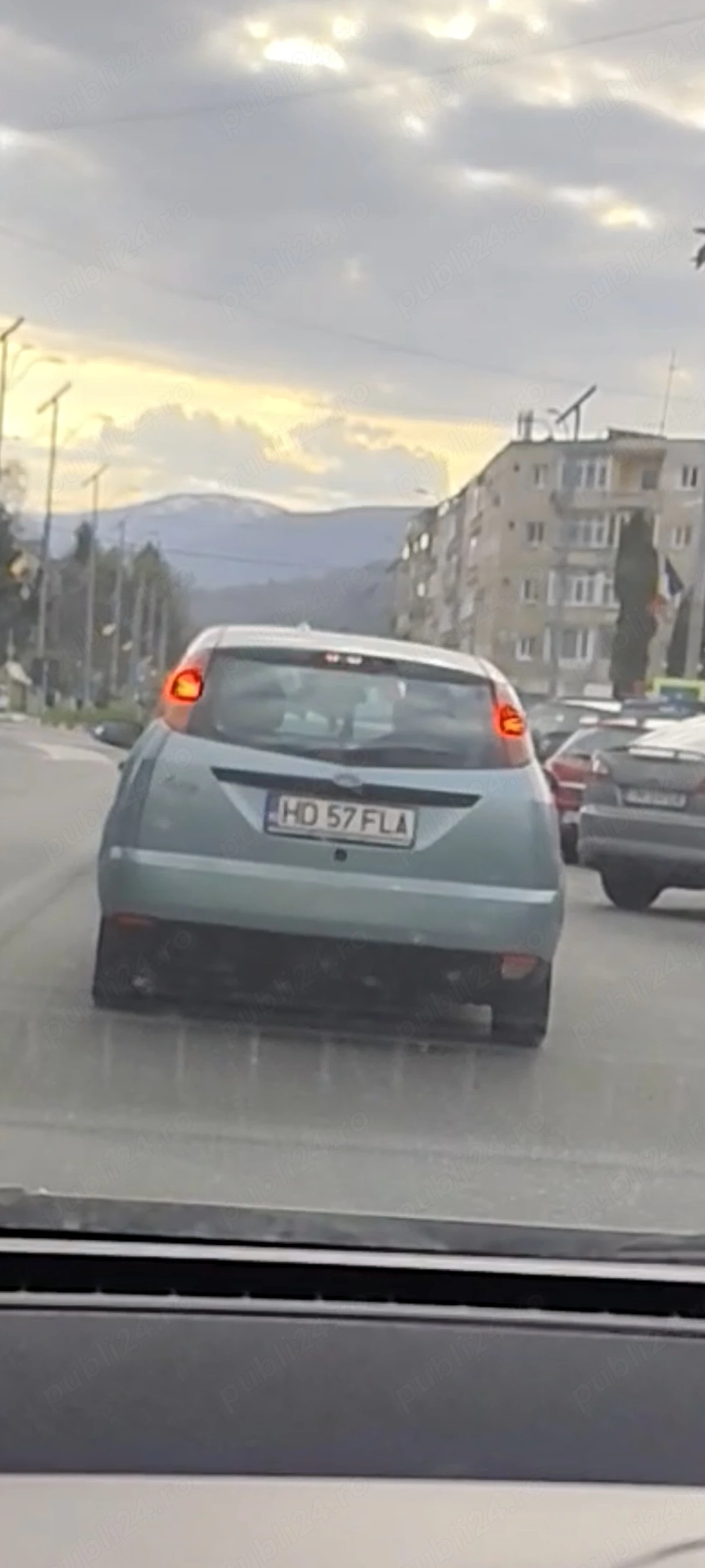 Vând mașina Ford Focus.