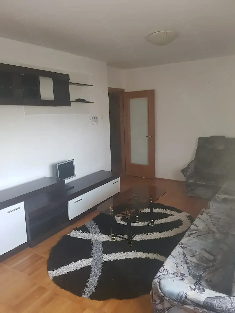 Închiriez apartament spațios,et.2,Grui