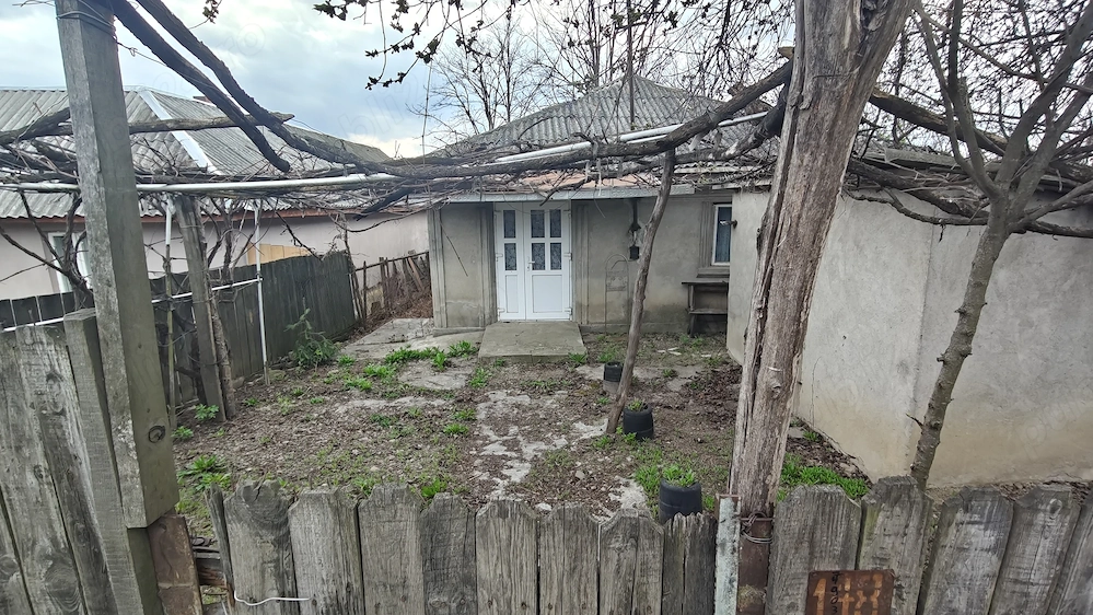 Teren intravilan cu casă locuibilă - Centru Lespezi