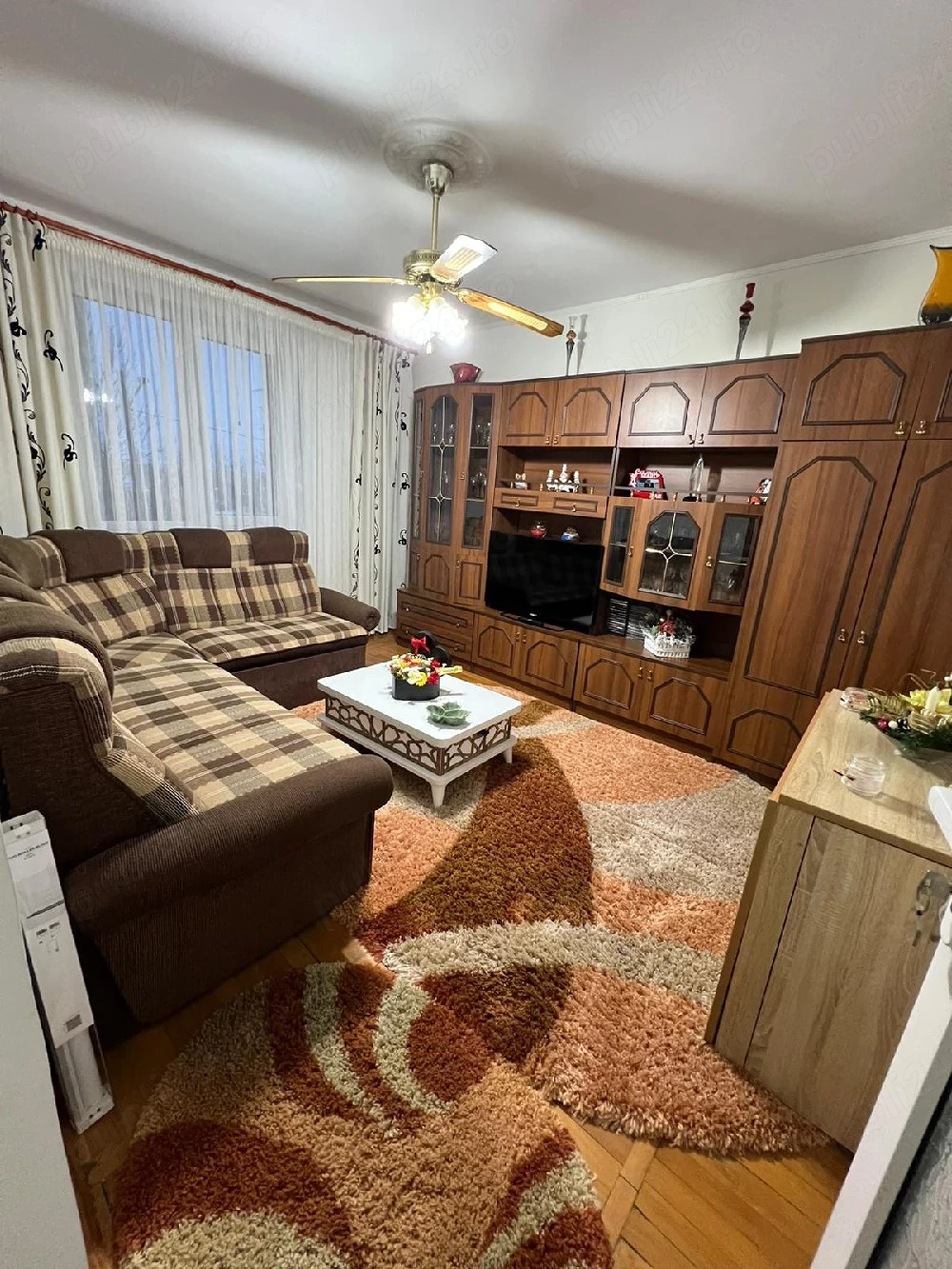 De vânzare apartament 3 camere etj.1 