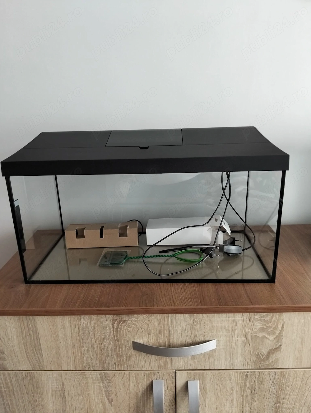 Vând acvariu Aquael Leddy 60