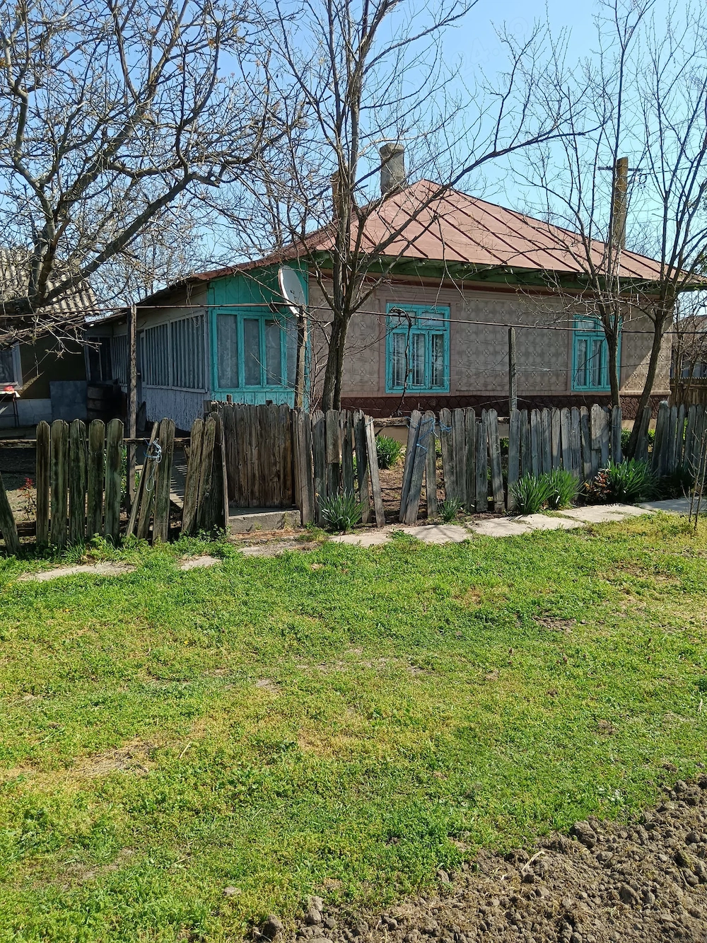 Casă şi teren intravilan de vânzare