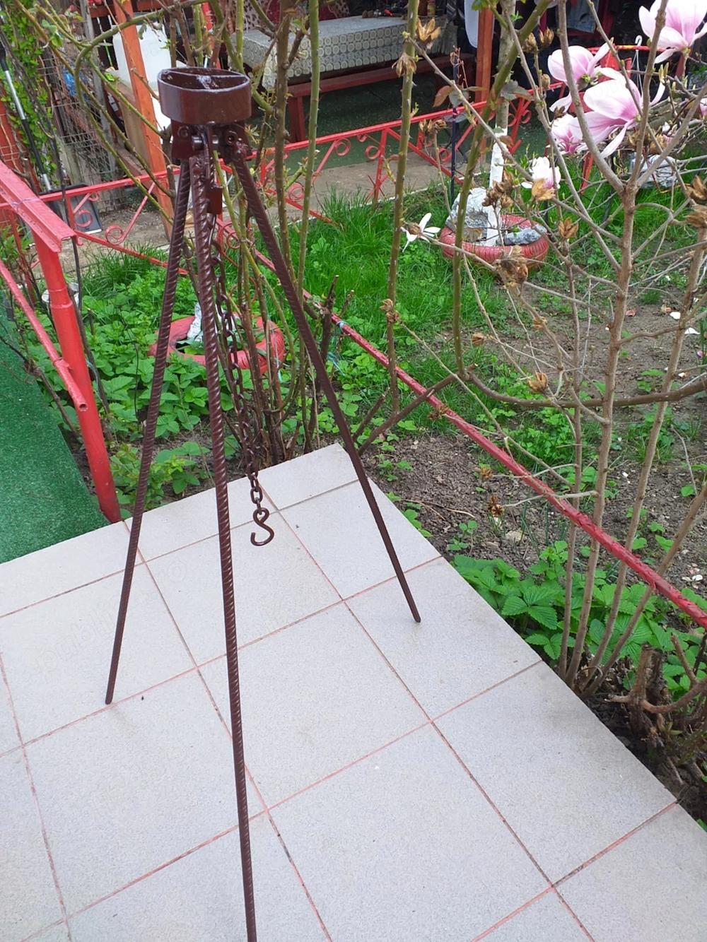 Vând trepied pentru ceaun.