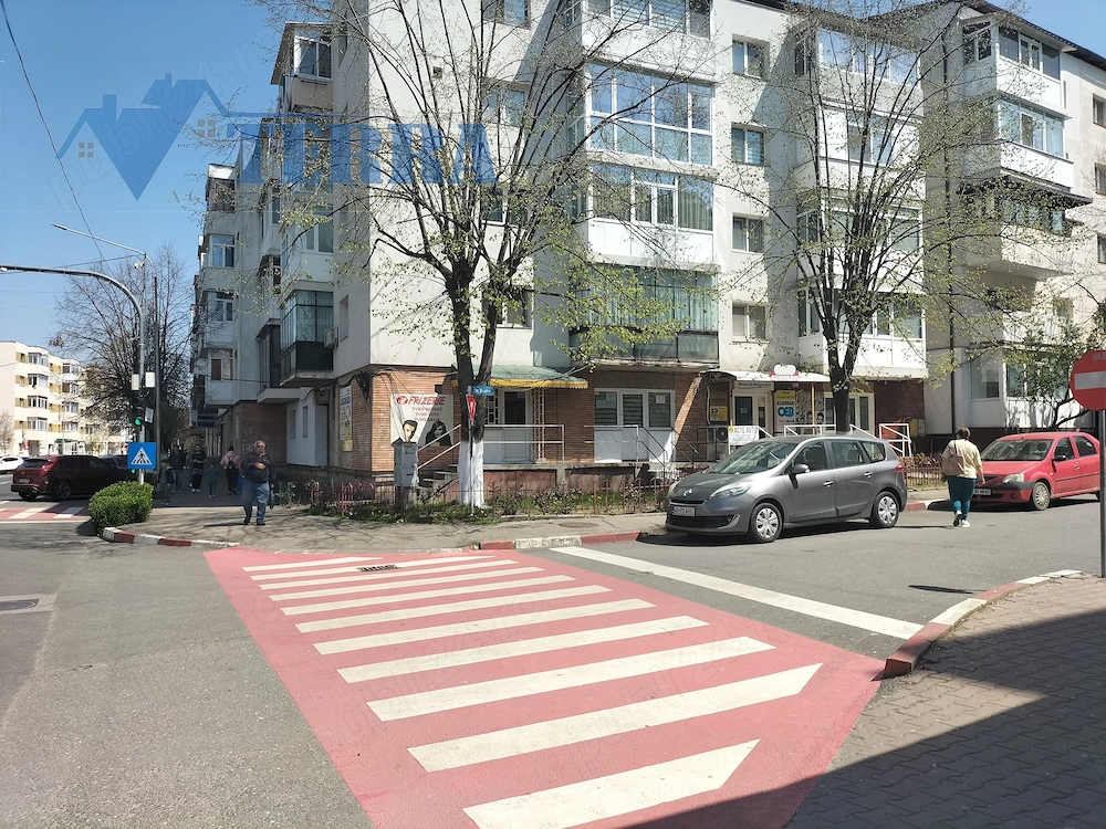 Închiriez spaţiu multifuncţional, zonă centrală.