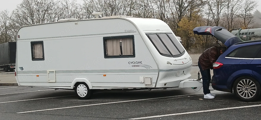 Rulota in stare f buna cu 6 locuri,inmatriculata in Anglia cu numere valabile.