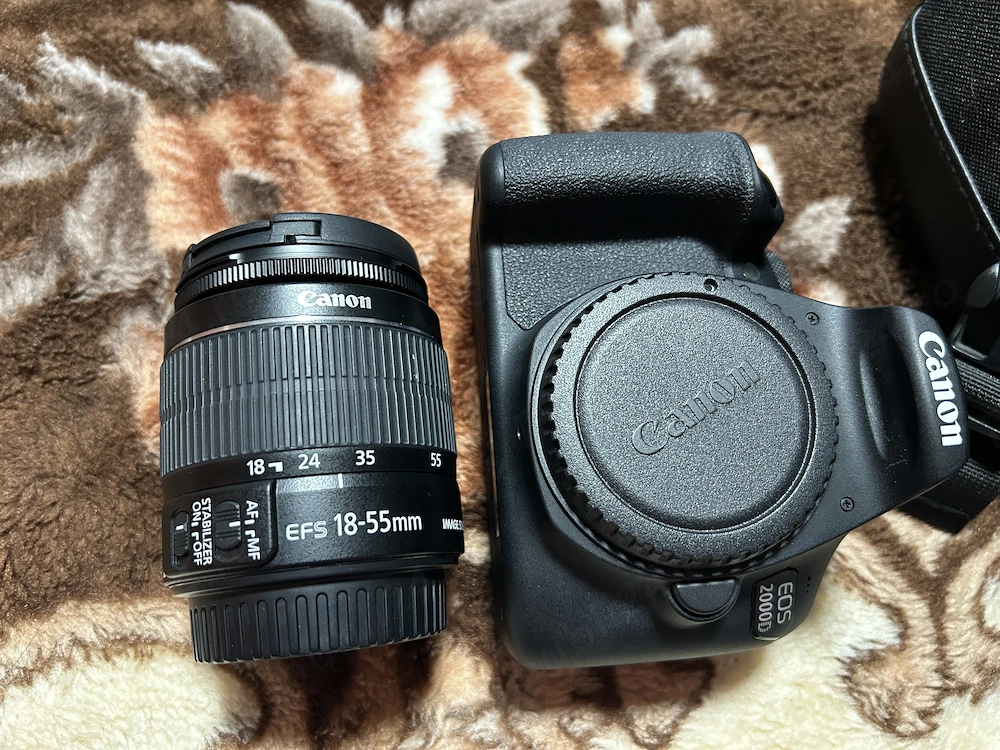 Canon EOS 2000D + obiectiv 18-55mm, stare ca nou.