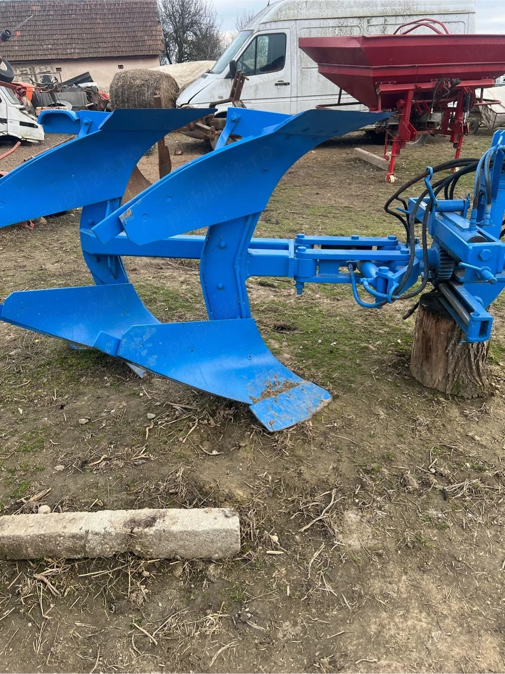 vand 2 pluguri freschi hidraulice   unu cu 2 capuri si unu  cu 3 capuri hidraulice 