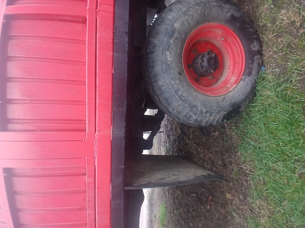 Remorca de tractor basculabila  pe spate