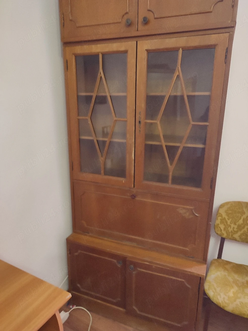 Biblioteca cu vitrina si corp suspendat 200 lei