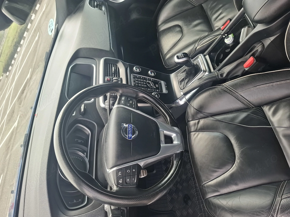 Vând volvo v40 d3 r design 