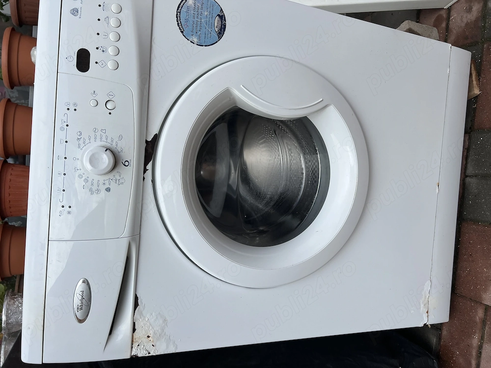 Mașină de spălat rufe Whirlpool. 