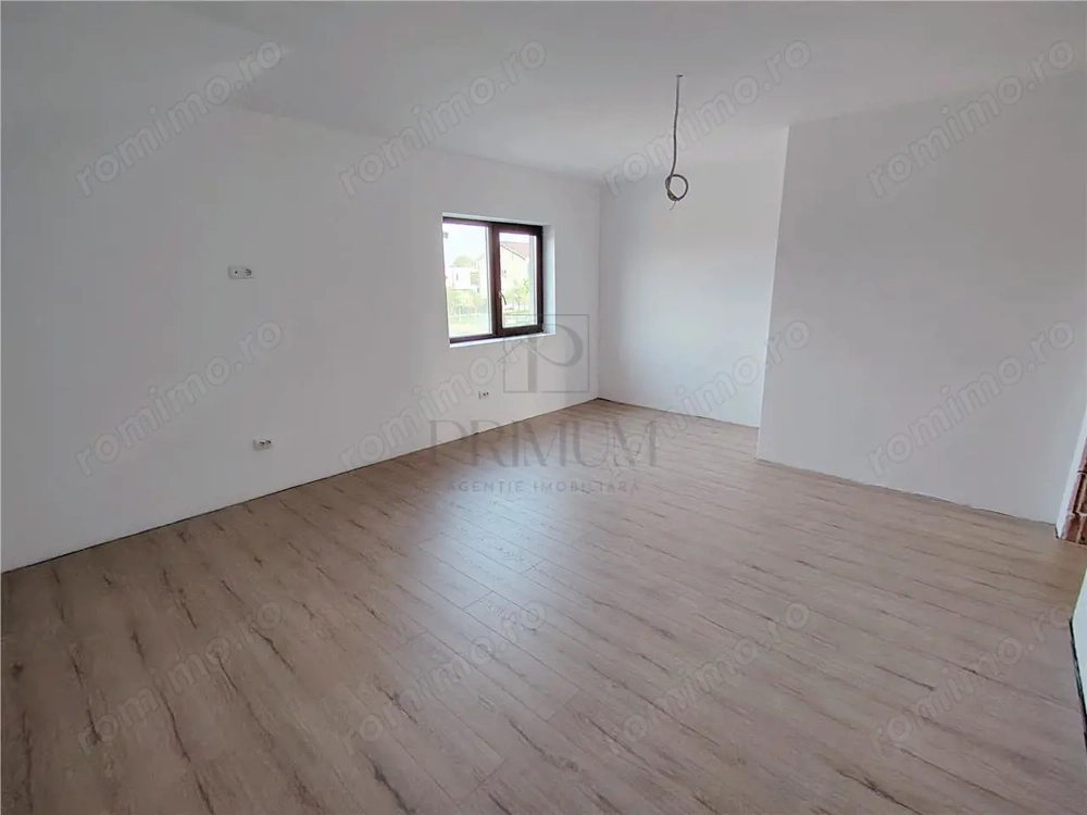 Duplex spatios la asfalt - toate utilitatile - personalizare interioara