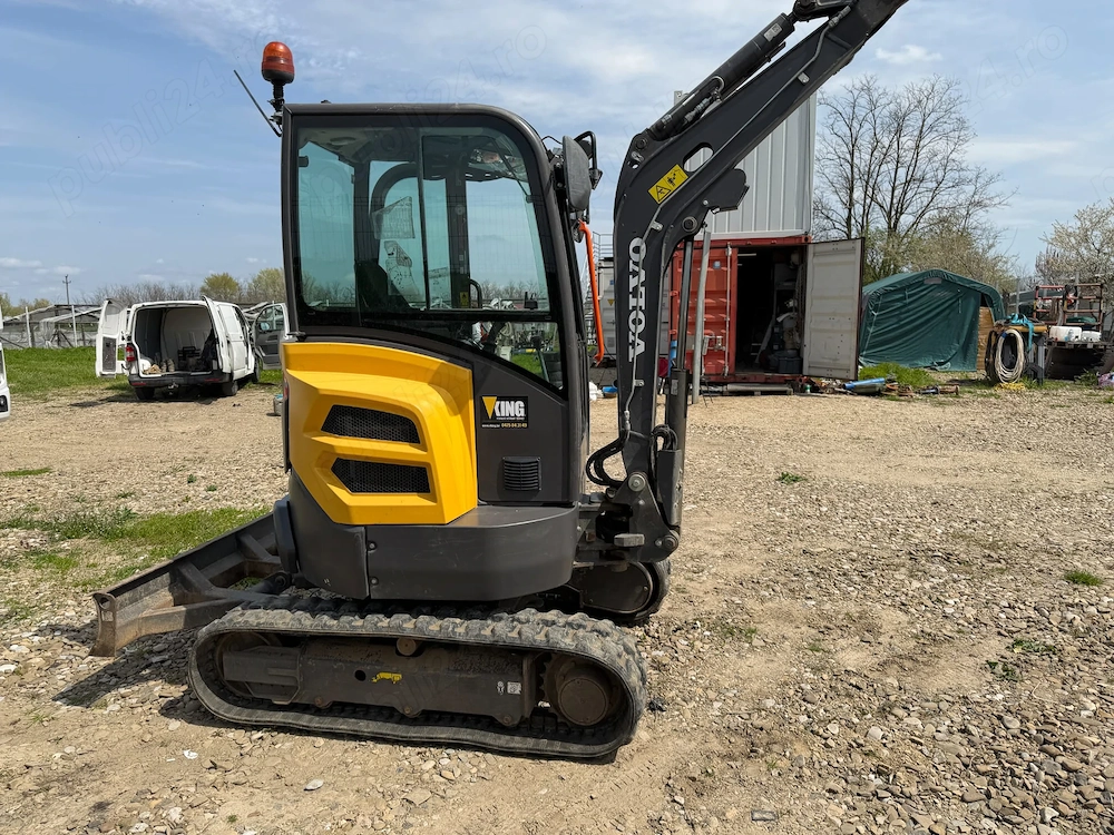 Vand miniexcavator VOLVO EXR252D cu accesorii si remorca transport