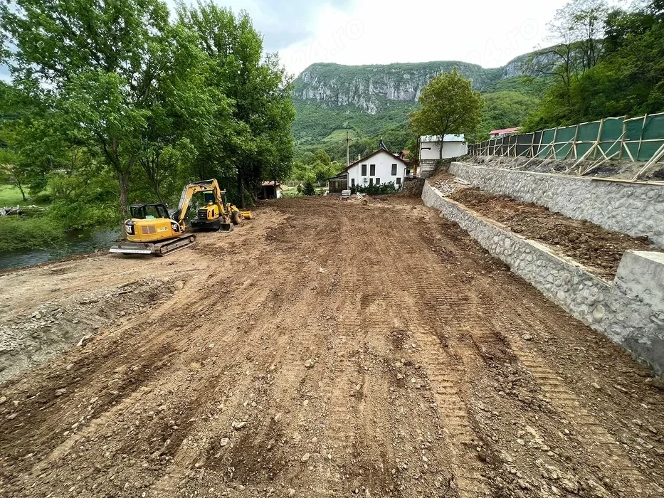Vand teren intravilan 1100 mp. in Pecinisca, Baile Herculane ideal pentru Pensiune, Hotel sau Strand