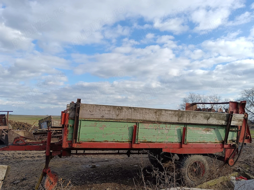 Remorcă de împrăștiat gunoiul