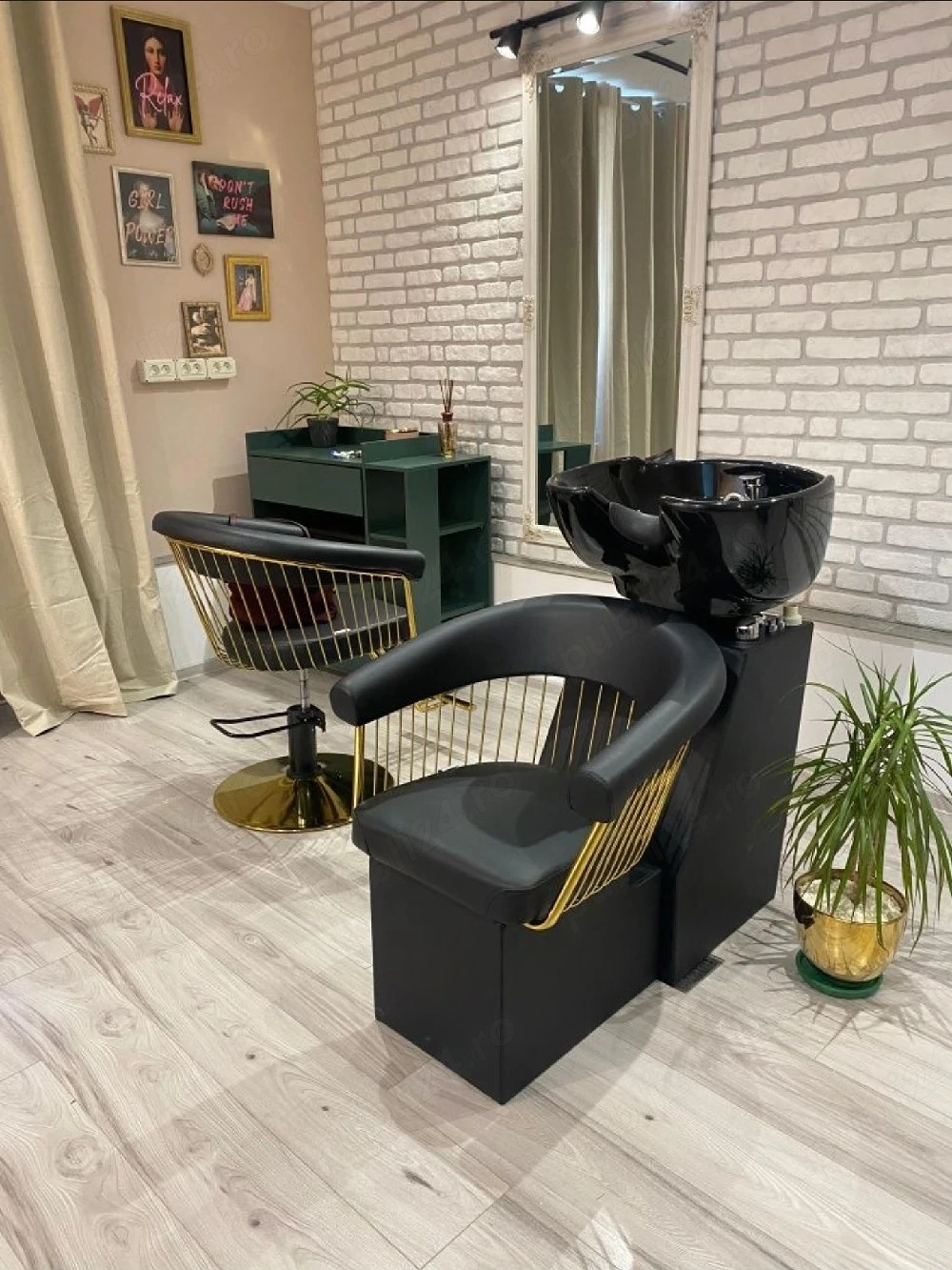 Închiriez post coafură