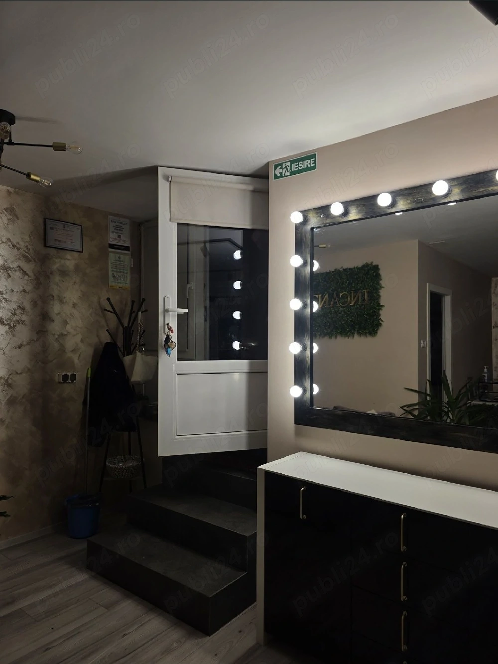 închiriez post make-up