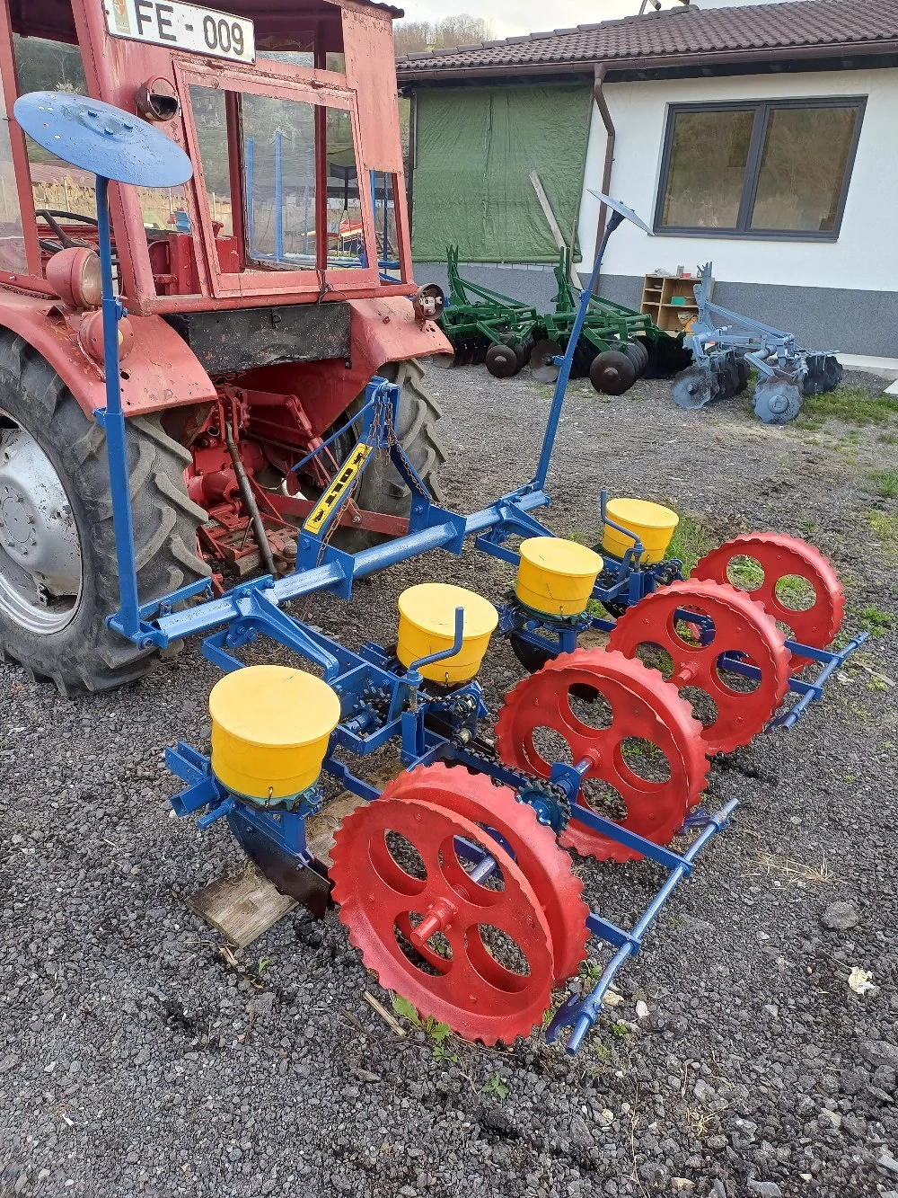 semanatoare de porumb pe 4 randuri mecanica 