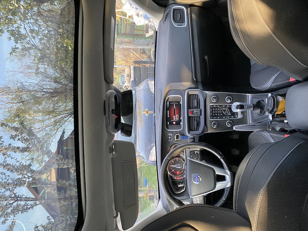 Volvo V40 D4 190CP | Panoramic | Harman Kardon | Istoric + CarVertical | Direcție nouă GARANȚIE