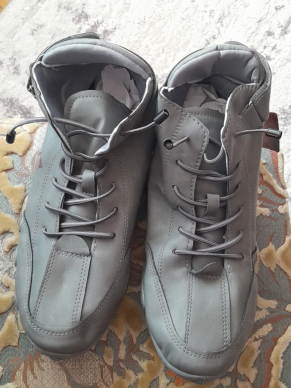 Vând o pereche de adidași sport 