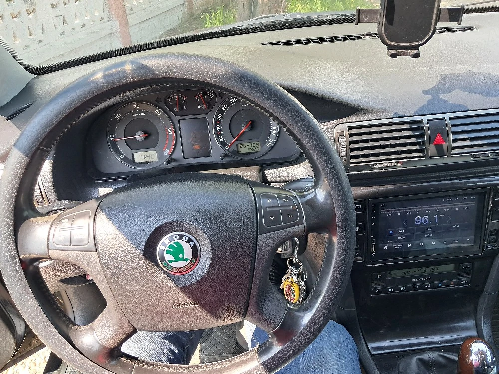 skoda superb 2.0 diesel  140 caivand  masina personala nu sunt revanzator