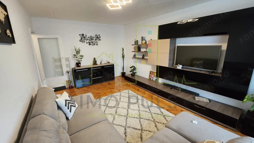 Decomandat. Centrala proprie. Acoperis.