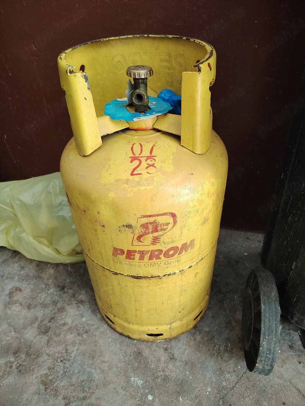 Vand butelie, jumatate incarcata, 280 lei neg.