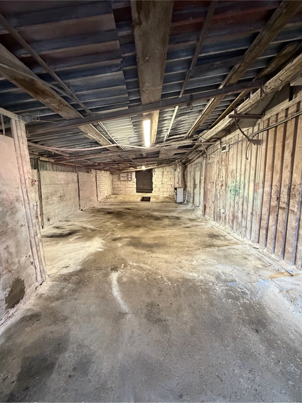 De închiriat garaj spațios cu rampă auto + spații depozitare