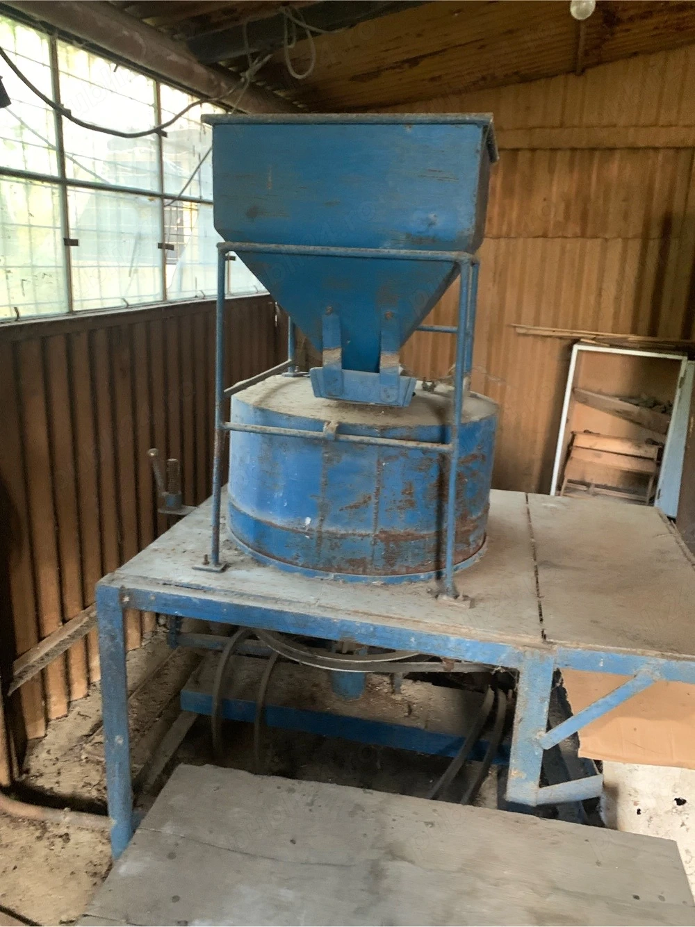 Vând moară (de piatră) pentru făină de mămăligă