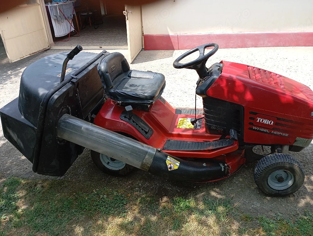tractoras tuns gazonul 
