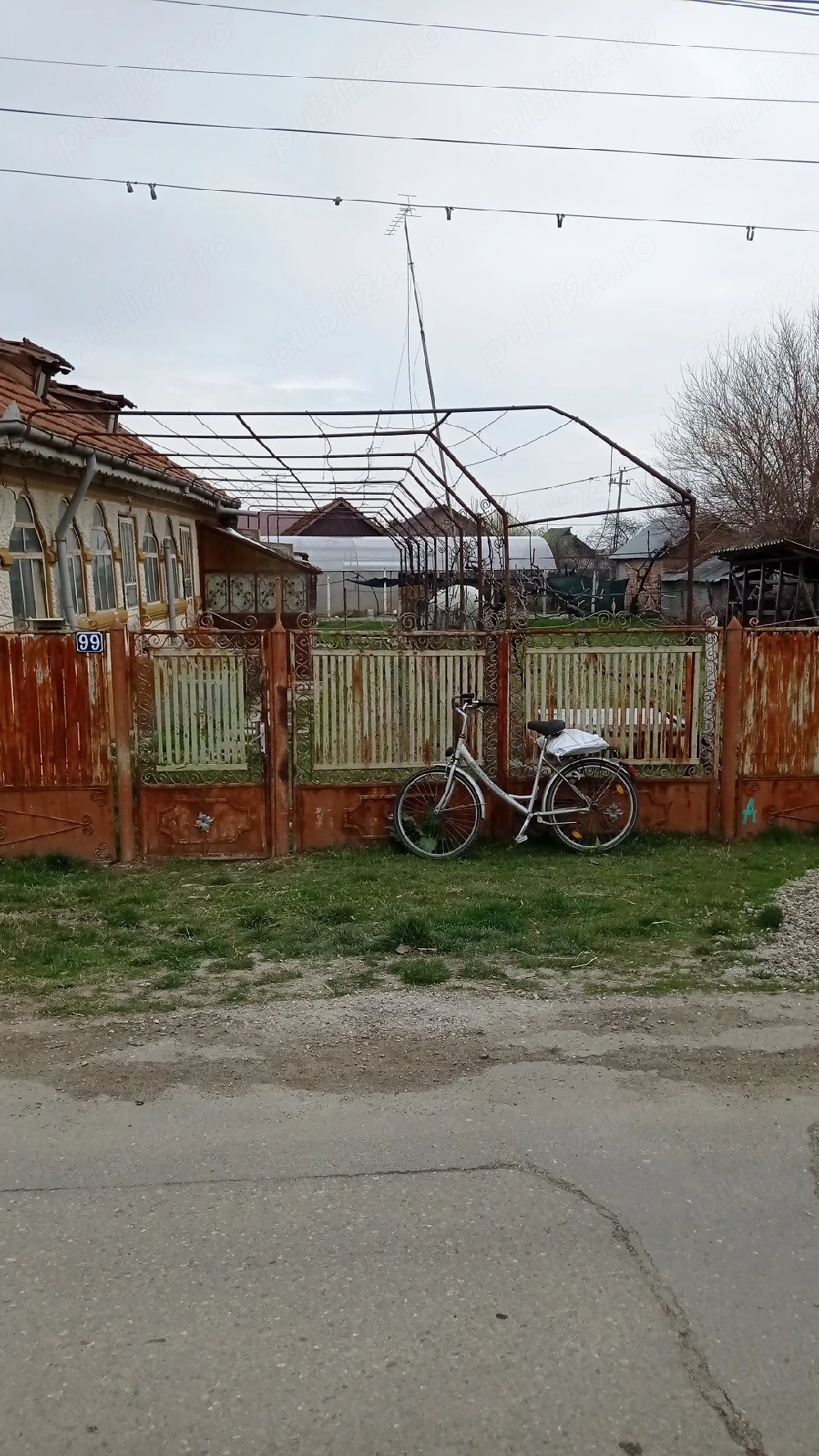 Vanzare teren cu casă