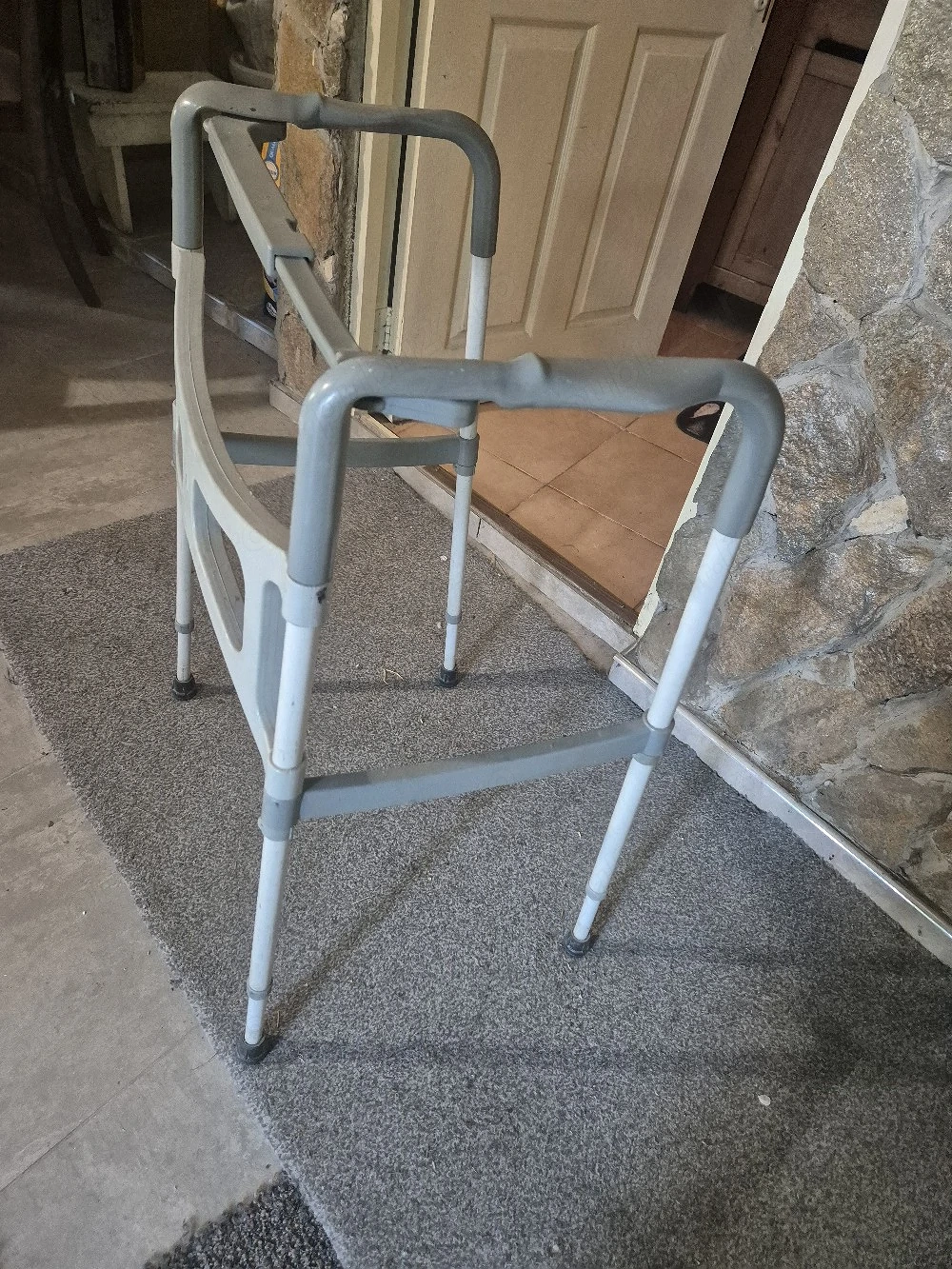 Cadru de mers pentru varstnici