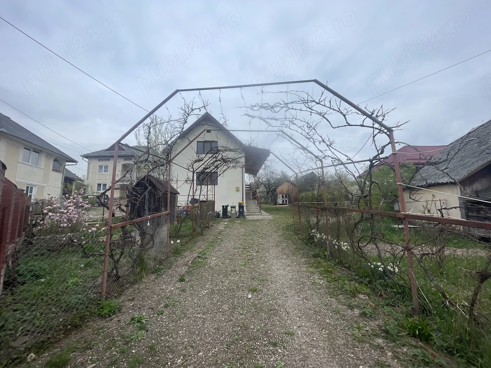 Buzesti(Farcasa), linga Biserica,casa 2 camere, baie, beci , anexe ,20 ari gradina ,pret 68.000 euro