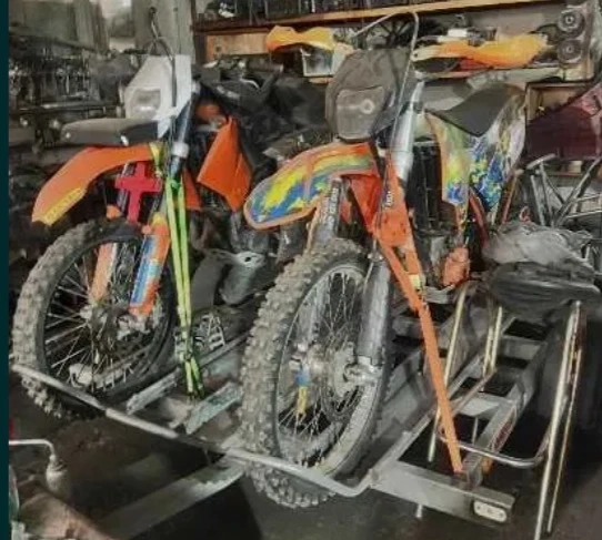 Doua KTM - uri enduro si o remorca moto