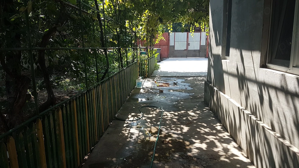 CASA CU  teren de vânzare 