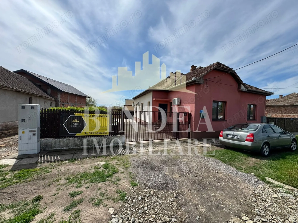 Casa pe principala in Giarmata  737mp teren