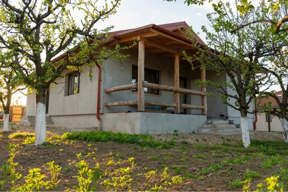 Vând casa noua în Lazuri , semifinisata.