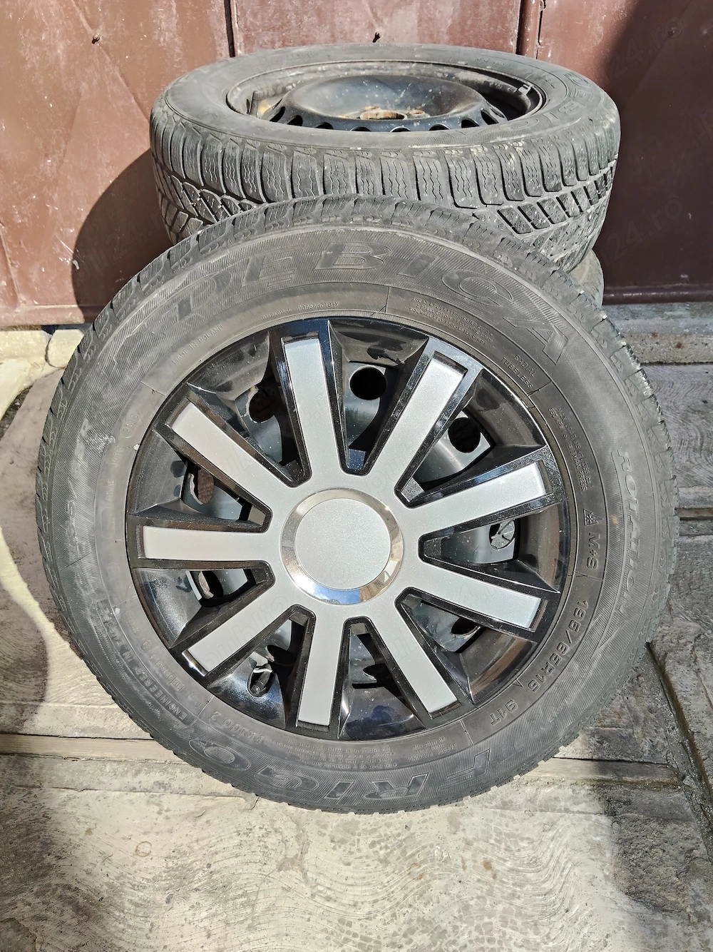 4 Roți de iarnă/vară dimensiuni:195/65/15, roțile sunt aproape noi ,se vând cu tot cu capace.