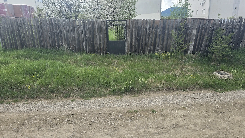 Vand teren intravilan in Zavoi partea de jos situat pe str. Sadoveanu, imprejmuit cu gard din lemn 